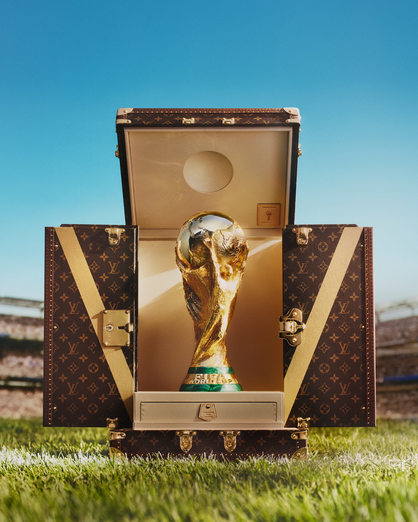 LOUIS VUITTON ノベルティ− ガラススノ−ド−ム オブジェ・トランク Louis Vuitton and FIFA World Cup™ | LOUIS VUITTON