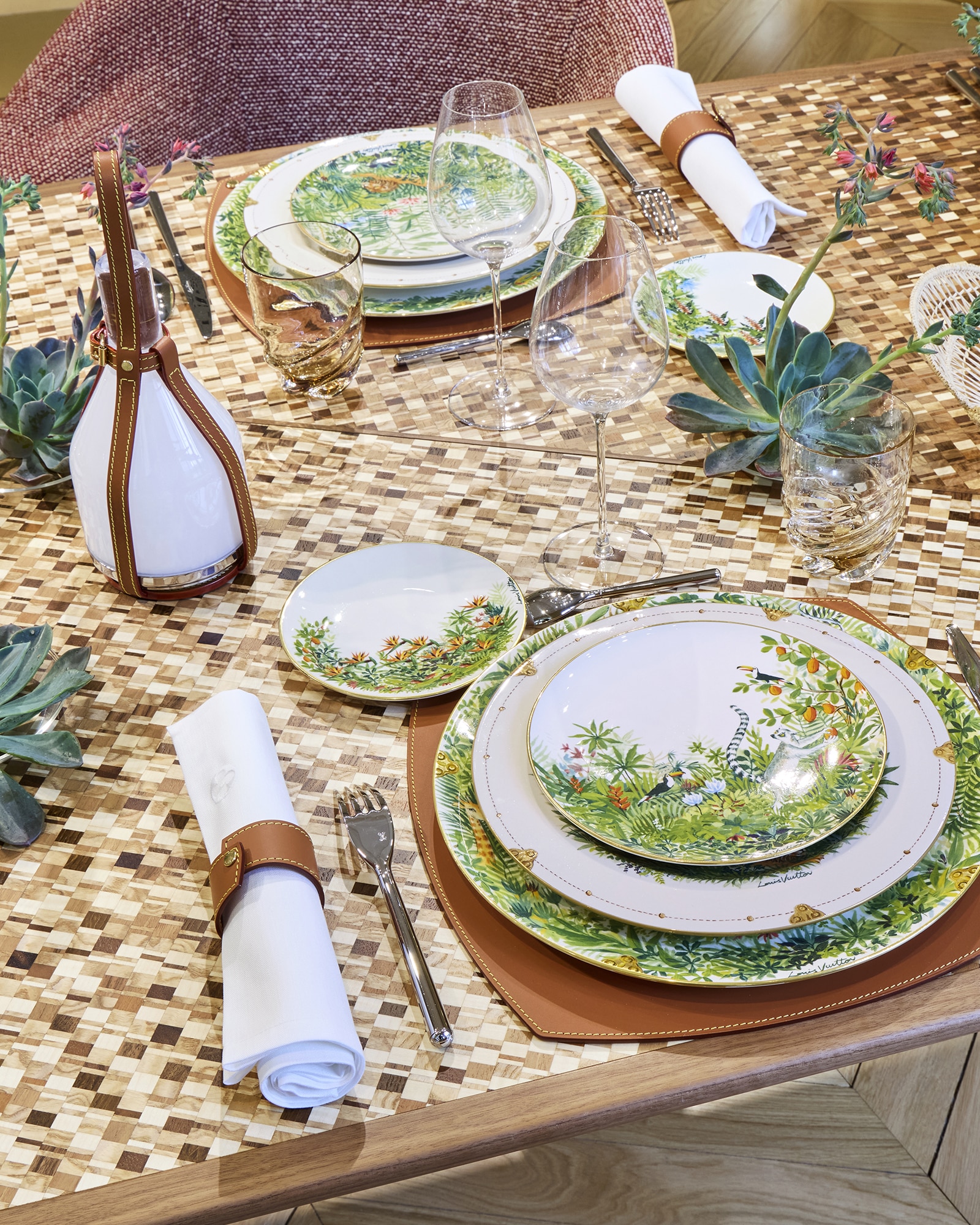 Cup and Plate Sets, Luxury Dinnerware | LOUIS VUITTON