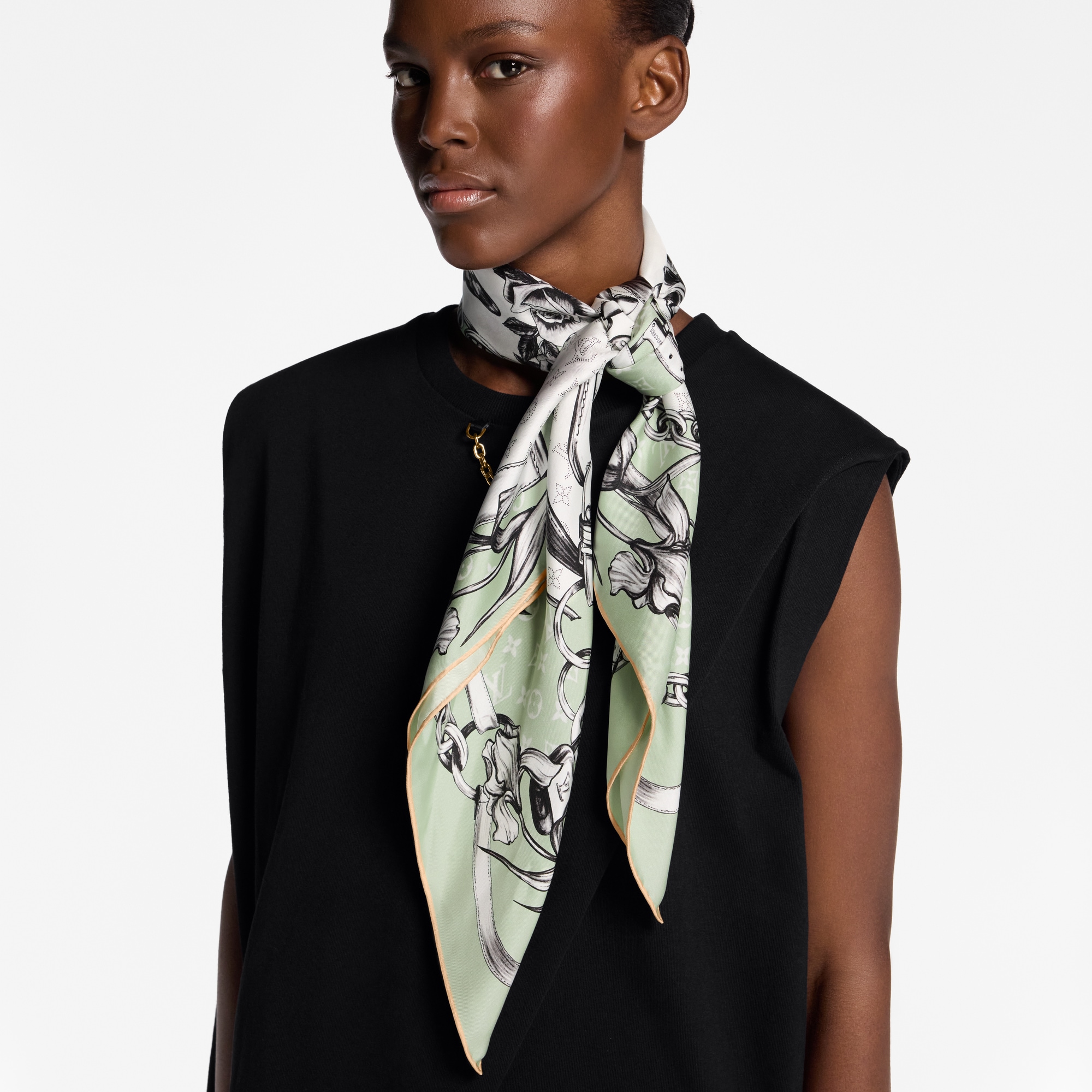 Blooming Monogram Square 90 S00 in Women