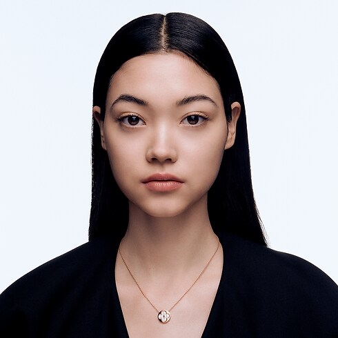 Colour Blossom Sun Pendant, Pink Gold And White Mother-of-pearl in Jewellery's Categories All Fine Jewellery collections by Louis Vuitton (Product zoom)