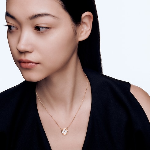 Colour Blossom Sun Pendant, Pink Gold And White Mother-of-pearl in Jewellery's Categories All Fine Jewellery collections by Louis Vuitton (Product zoom)