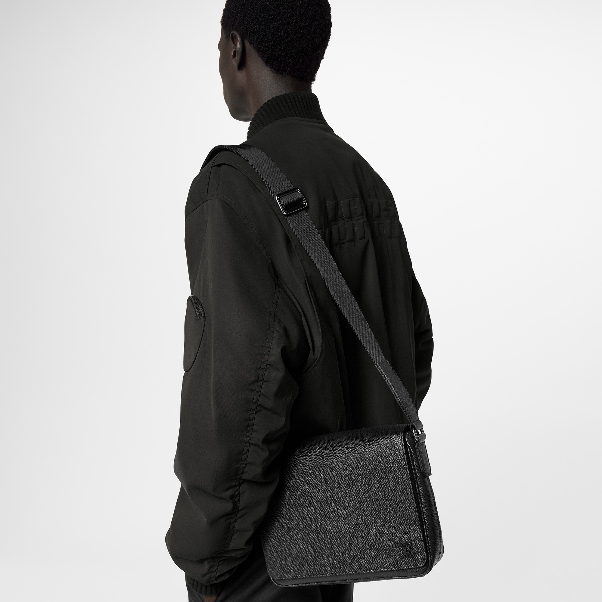 District PM Messenger Bag Taiga Leather in Men
