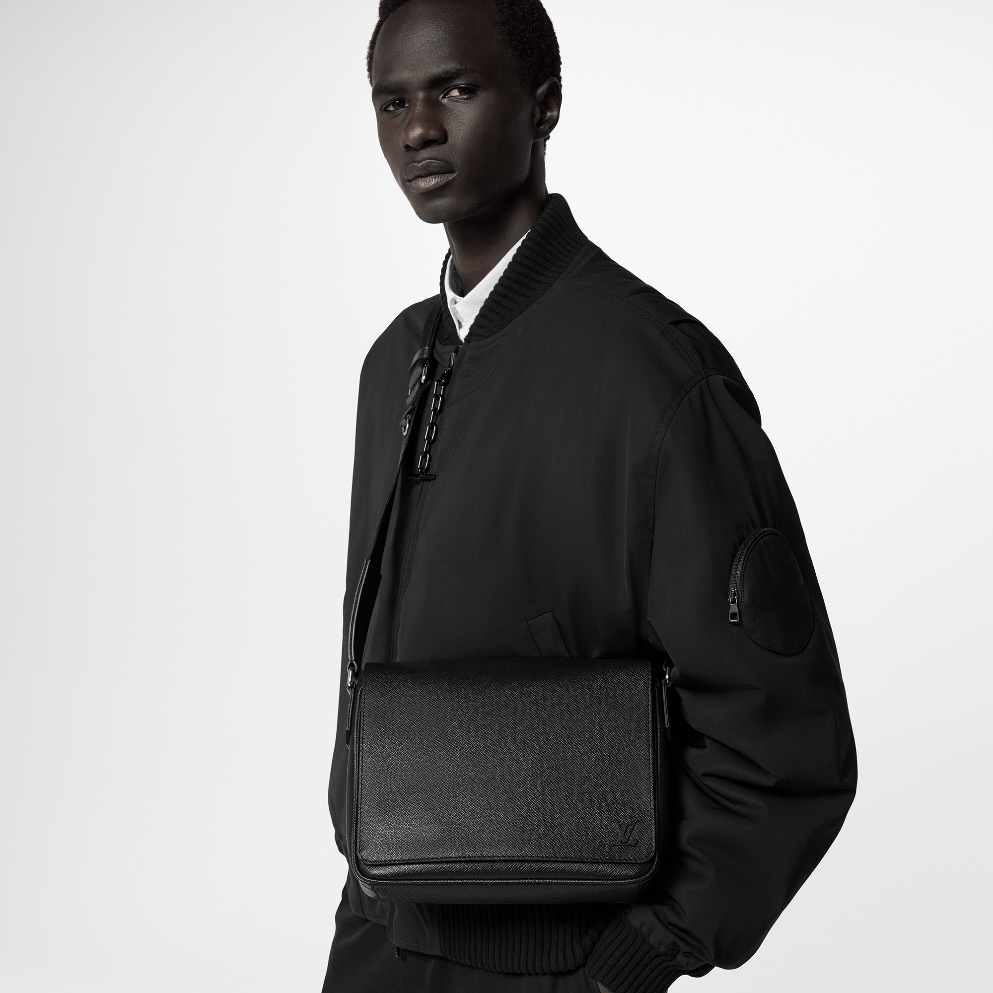 District PM Messenger Bag Taiga Leather in Men