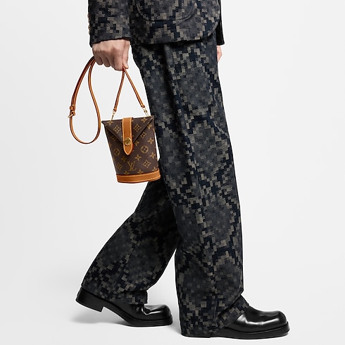 Envelope Pouch Monogram Archive in Men's Wallets and Small Leather Goods Mini Bags collections by Louis Vuitton (Product zoom)