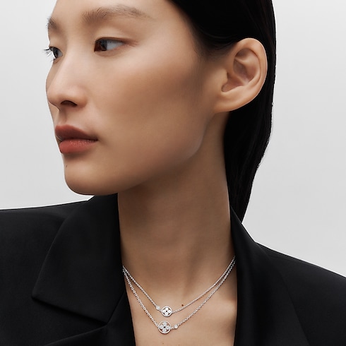 Idylle Blossom Pendant, White Gold And Diamonds in Jewellery's Categories Necklaces and Pendants collections by Louis Vuitton (Product zoom)