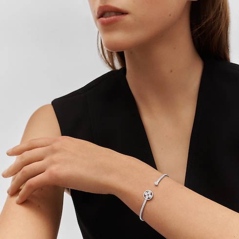 Idylle Blossom Twist Bracelet in Jewellery's Categories All Fine Jewellery collections by Louis Vuitton (Product zoom)