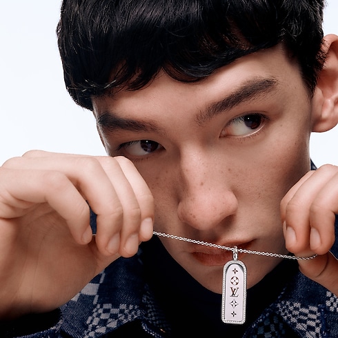 Les Gastons Vuitton Large Tag Pendant, White Gold and Diamonds in Les Extraordinaires's Jewellery Necklaces and Pendants collections by Louis Vuitton (Product zoom)