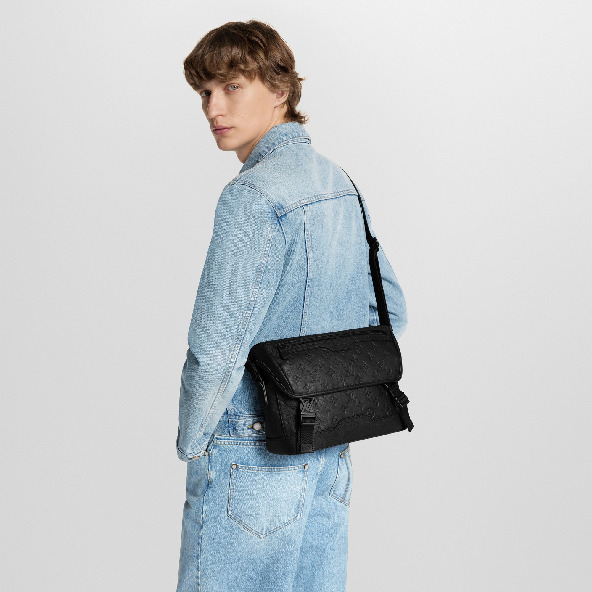 Messenger Voyager PM Monogram Shadow in Men