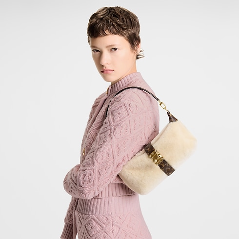 Pochette Mia in Women's Wallets and Small Leather Goods Wallets on Chain and Micro Bags collections by Louis Vuitton (Product zoom)