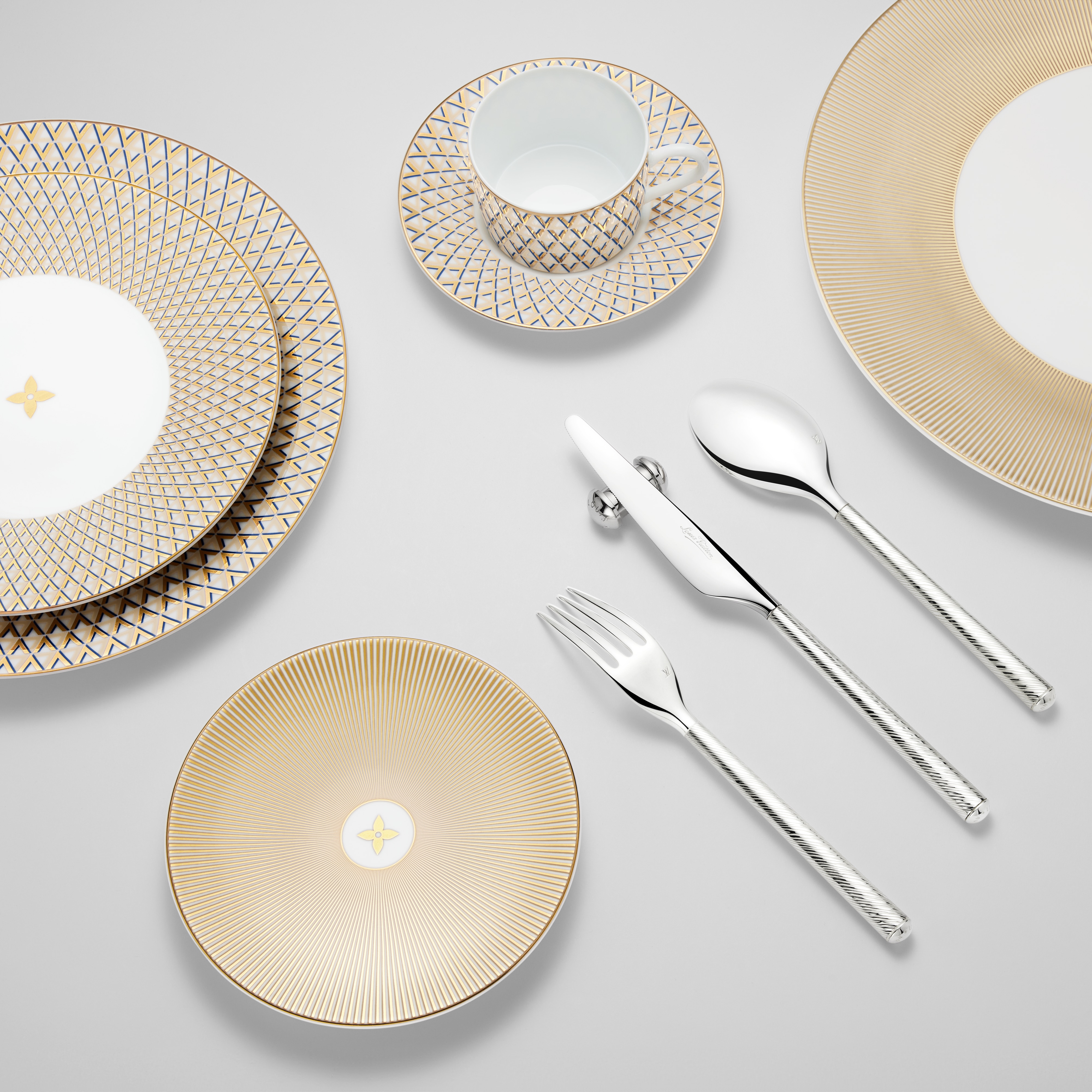 Splendor Set Of 2 Presentation Plates   in Trunks, Travel and Home