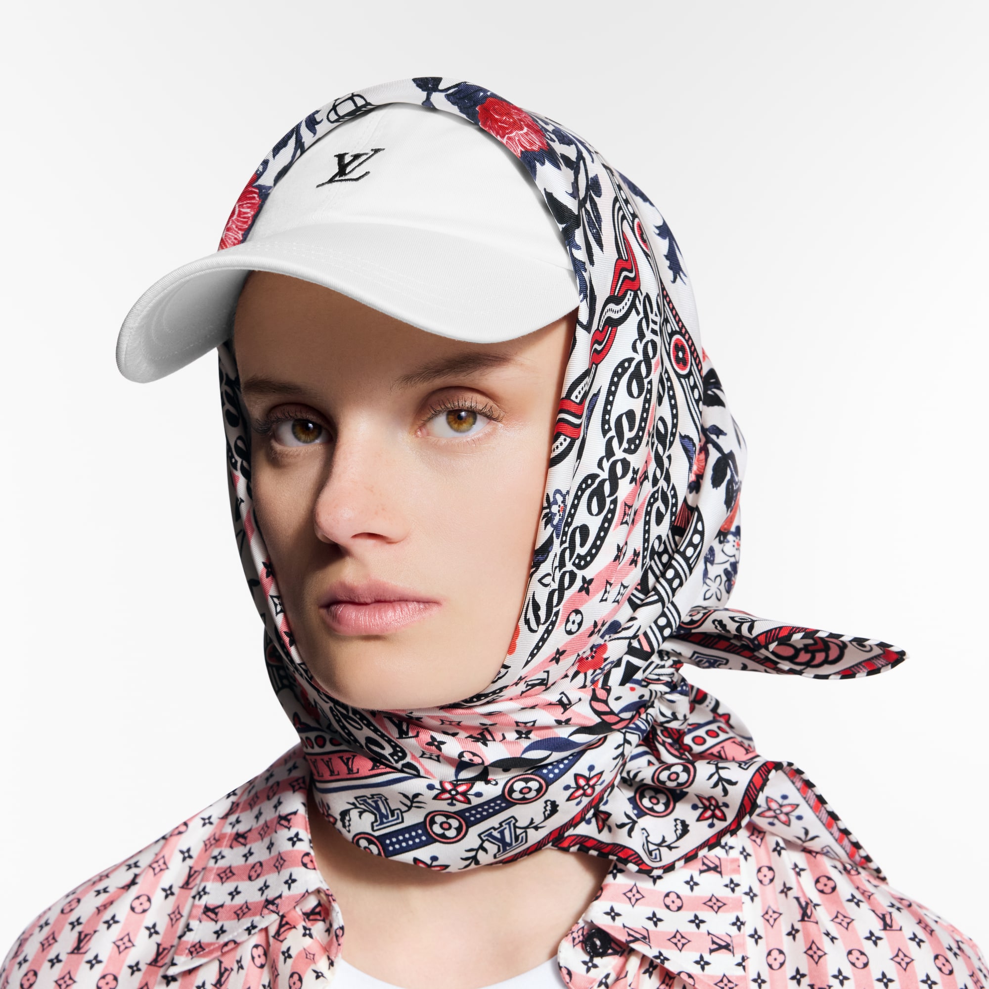 Summer Garden Square 90 S00 in Women