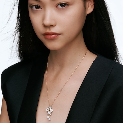 Vivienne Pendant, 3 Golds and Diamonds in Jewellery's Categories Necklaces and Pendants collections by Louis Vuitton (Product zoom)