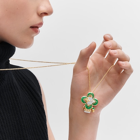 Vivienne Pineapple Pendant, Yellow Gold, White Gold, Lacquer & Diamonds in Jewellery's Categories Necklaces and Pendants collections by Louis Vuitton (Product zoom)