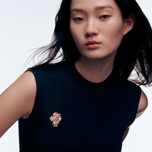 Vivienne Rooster Pendant, 3 Golds, Lacquer, Diamonds & Colored Gemstones in Les Extraordinaires's Jewellery Necklaces and Pendants collections by Louis Vuitton (Product zoom)