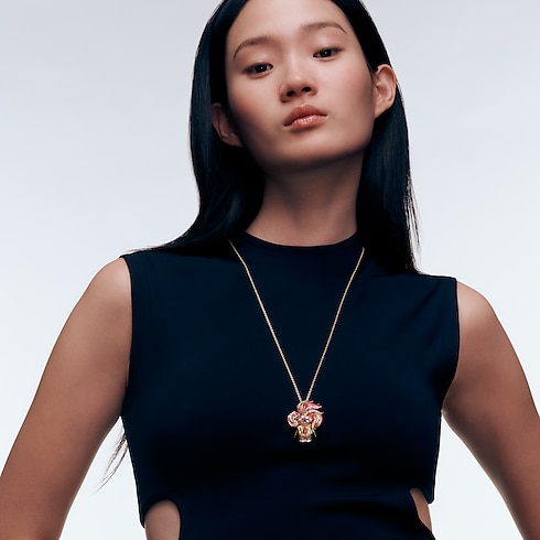 Vivienne Rooster Pendant, 3 Golds, Lacquer, Diamonds & Colored Gemstones in Les Extraordinaires's Jewellery Necklaces and Pendants collections by Louis Vuitton (Product zoom)