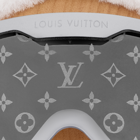 Vivienne Ski
S00 in Trunks, Travel and Home's Sport and Games } collections by Louis Vuitton (Product zoom)